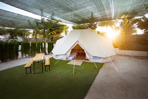 Terraza tienda Kampaoh en el Camping Lo Monte