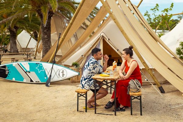 Pareja en una terraza de Kampaoh en el Camping Gavina Village