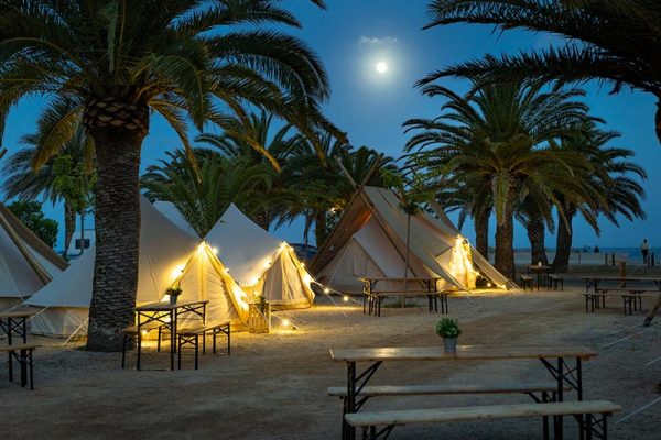 Zona Kampaoh en el Camping Gavina Village en la Costa Dorada