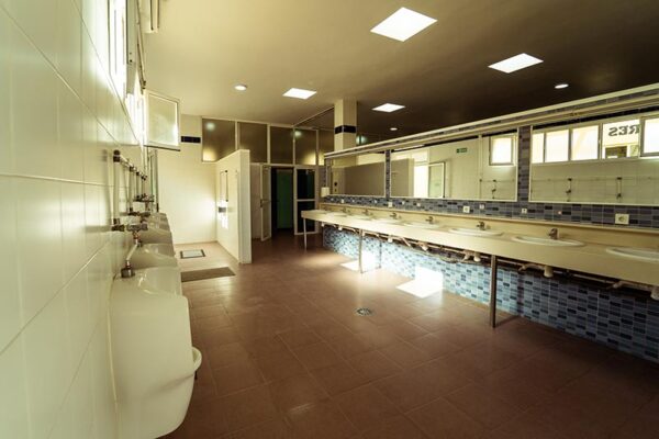 Aseos y baños del camping Los Escullos en Almería