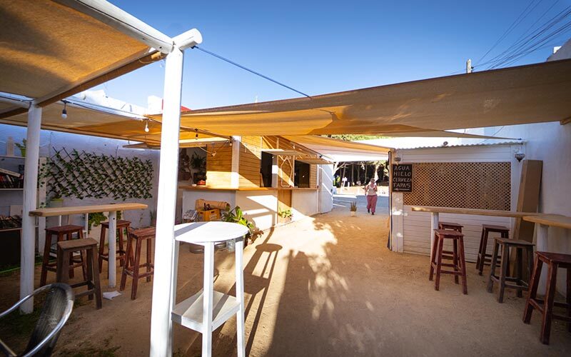 Terraza de la cafetería del Camping Faro de Trafalgar