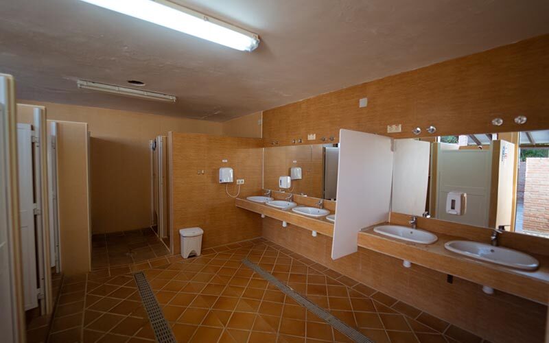 Baños y duchas del Camping Faro de Trafalgar, en los Caños de Meca