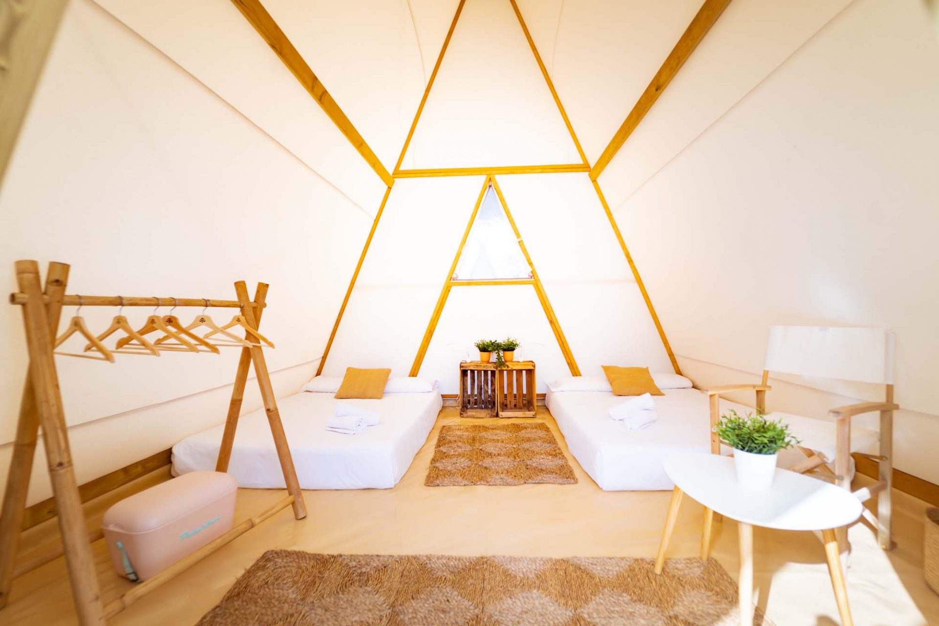 Interior de tienda glamping Kampaoh Lamu