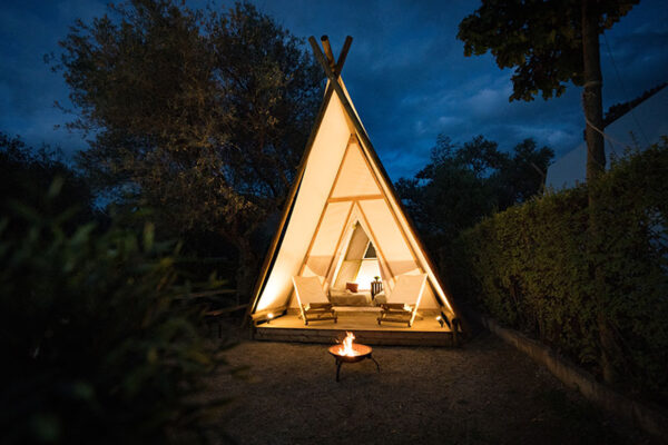 tienda kampaoh iluminada en camping güejar