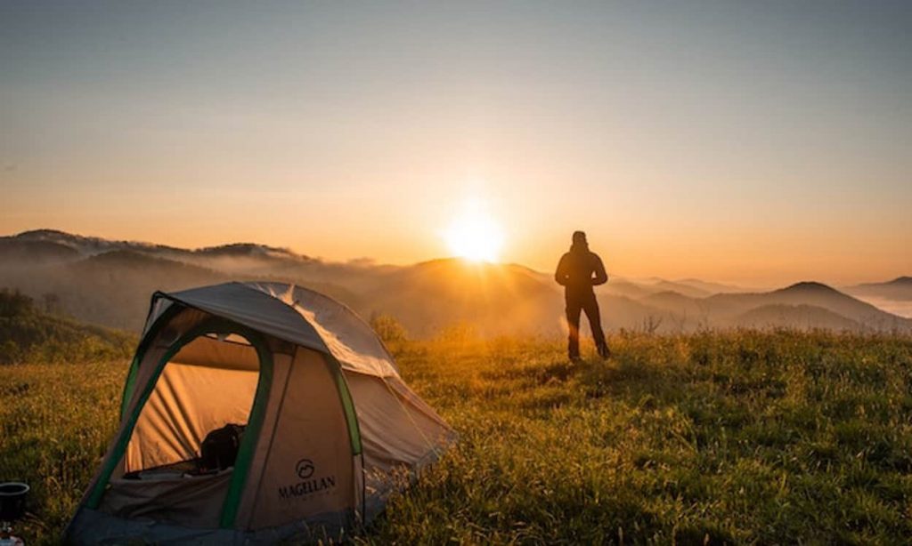 acampada entre montanas