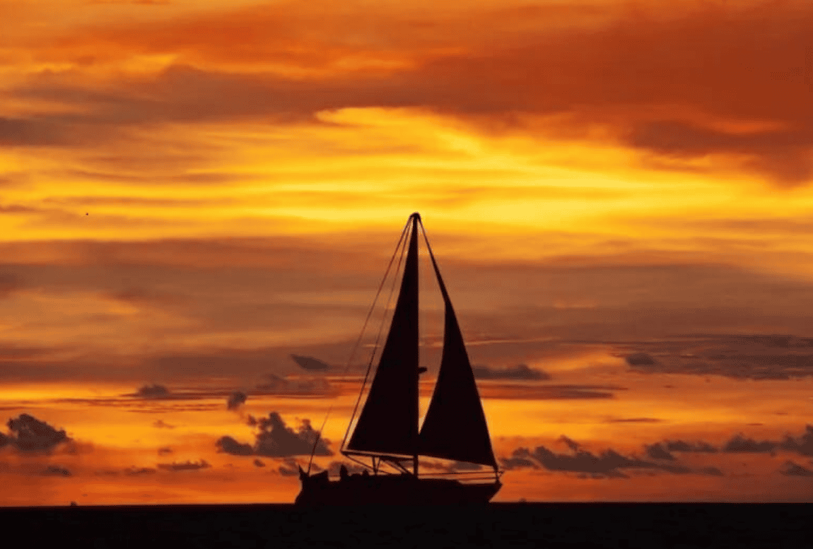 Paseo en barco al atardecer