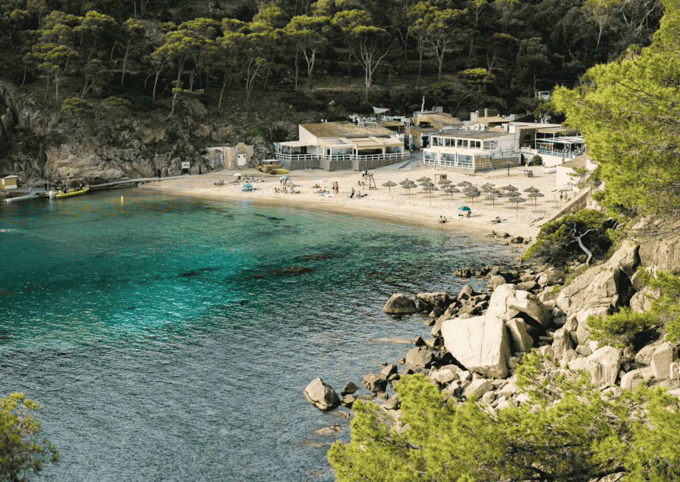 "Aguas cristalinas de Cala Aiguablava rodeadas de pinos y rocas - 9 imprescindibles que ver en Begur