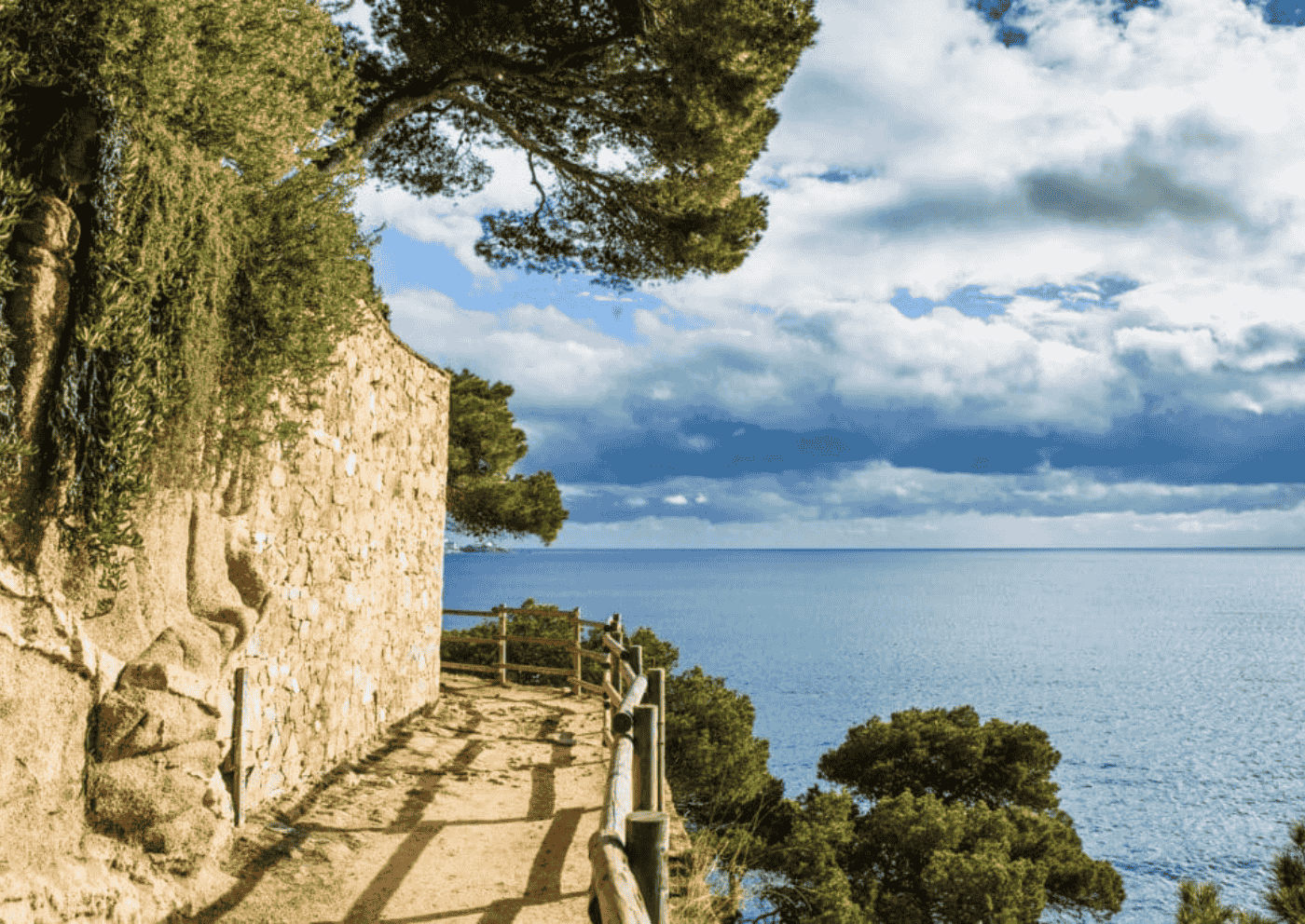 Sendero costero del camino de ronda con vistas al Mediterráneo - 9 imprescindibles que ver en Begur