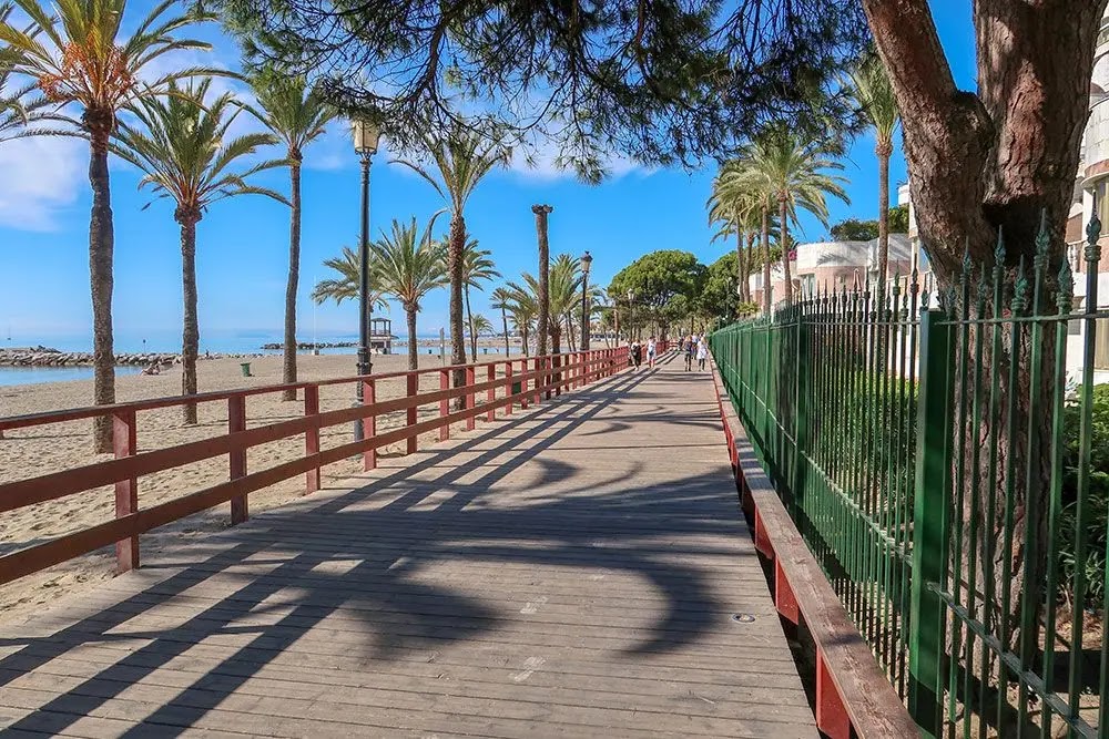 Paseo marítimo de Puerto Banús con palmeras junto al mar