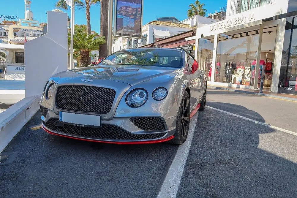 Supercoche de lujo aparcado en Puerto Banús junto al puerto