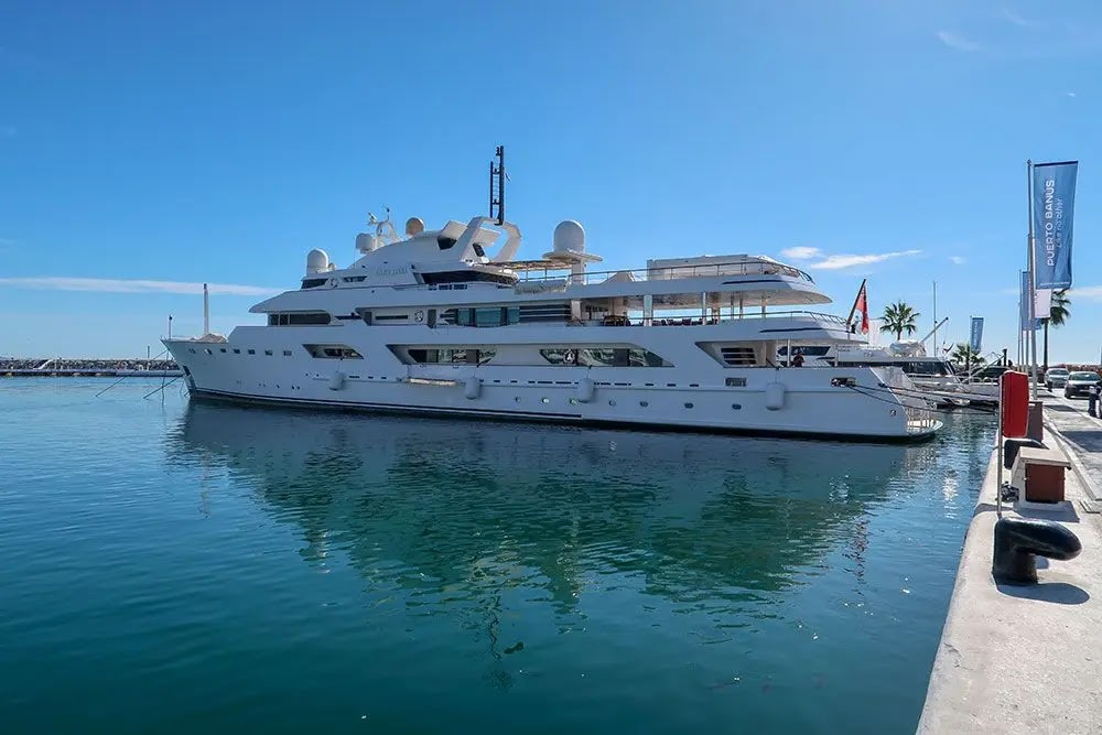 Yate de lujo atracado en el puerto deportivo de Puerto Banús